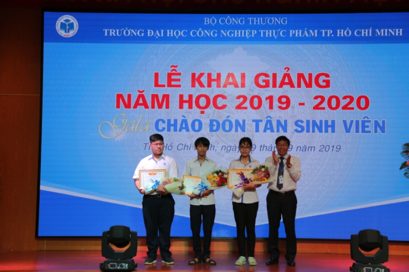 In và treo băng rôn chào mừng tân sinh viên