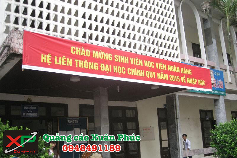 In và treo băng rôn chào mừng tân sinh viên